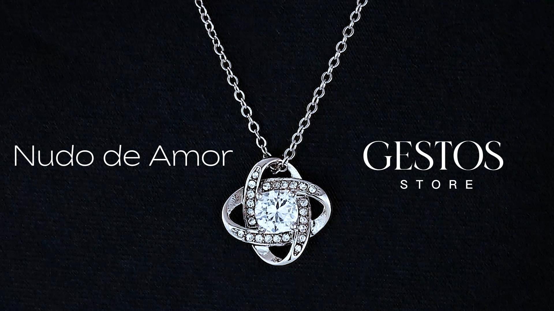 Cargar video: ¡Bienvenido a Tienda Online! En esta ocasión queremos presentarles nuestro collar &quot;Nudo de Amor&quot;, una hermosa y brillante pieza de joyería que seguramente encantará a quien lo reciba. Este collar está hecho con materiales de alta calidad y cuenta con un diseño único que lo hace especial. El &quot;Nudo de Amor&quot; representa un vínculo inquebrantable entre dos almas. Este símbolo del amor eterno es perfecto para dejarle saber que tu amor por ella eterno e inquebrantable. Sin duda alguna nuestro el collar &quot;Nudo de Amor&quot; es el regalo perfecto para demostrar tu afecto y cariño hacia alguien especial.